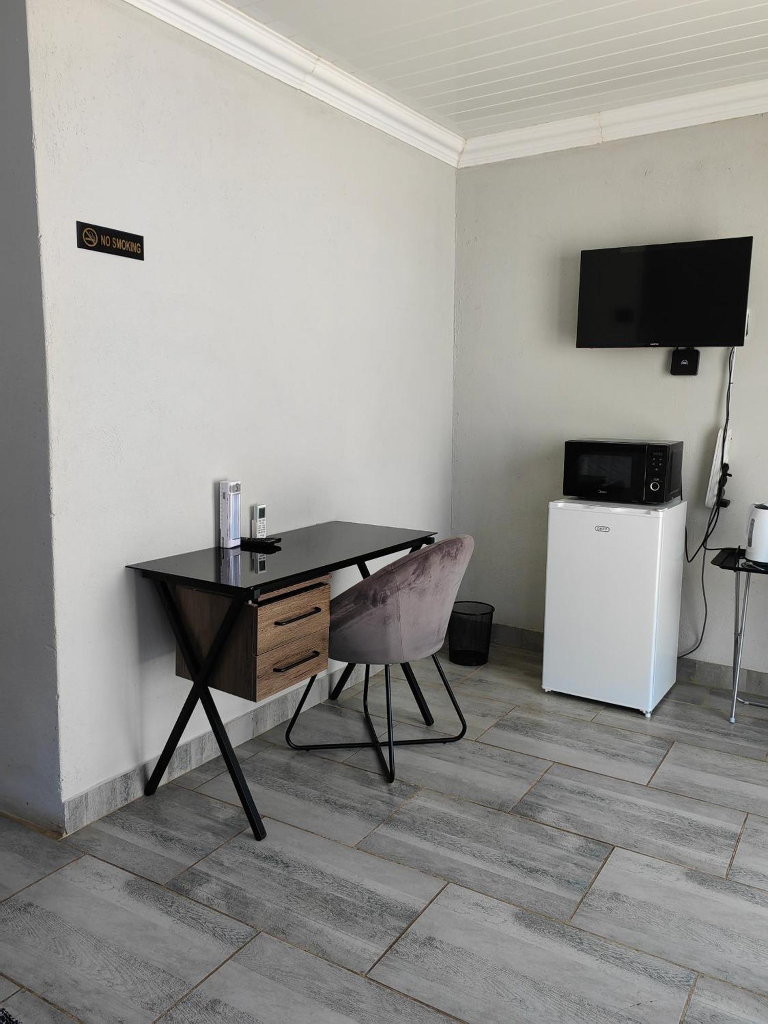 Back Of The Moon Guesthouse Куруман Екстериор снимка