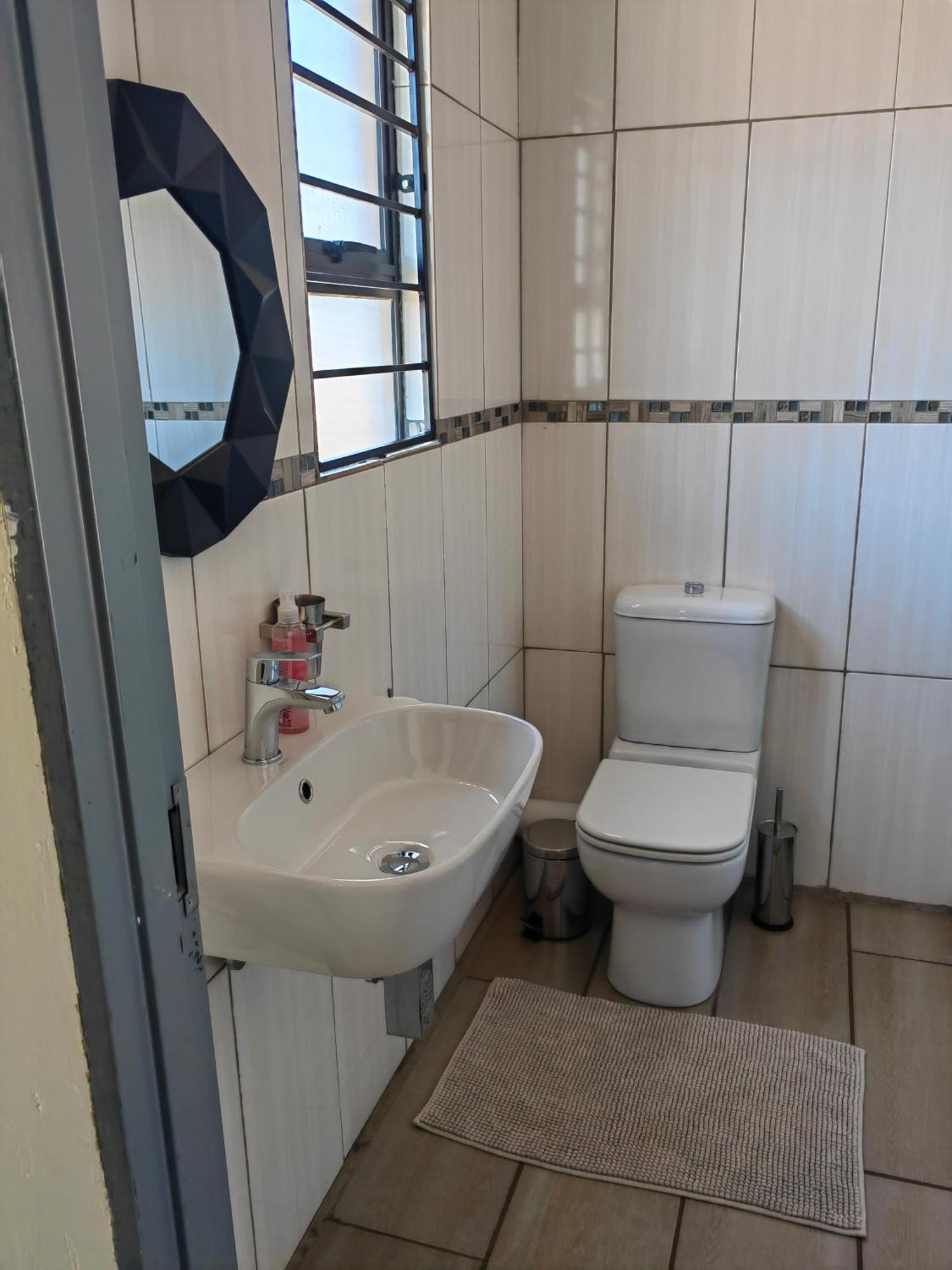 Back Of The Moon Guesthouse Куруман Екстериор снимка